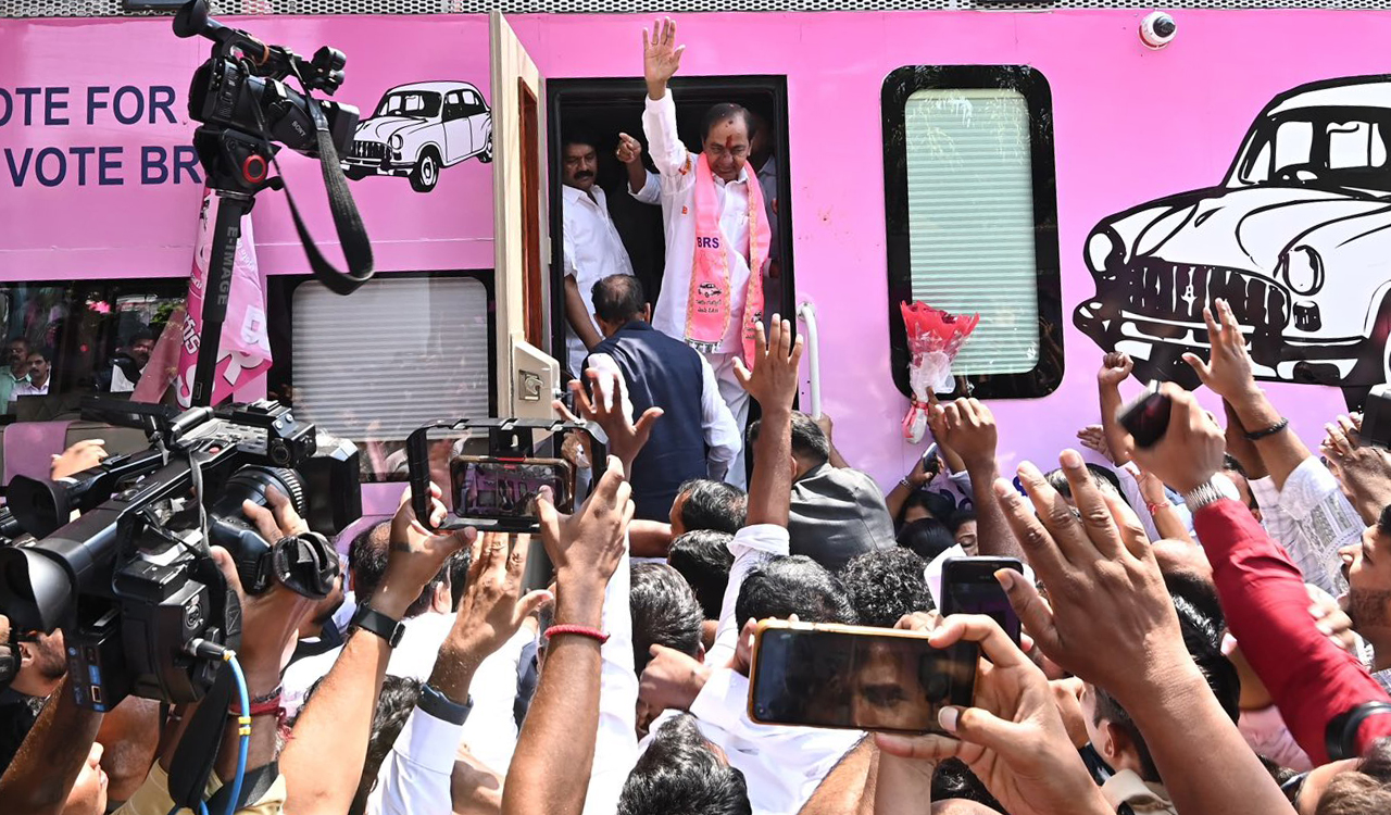 KCR’s bus tour continues to trigger enthusiastic welcome from people