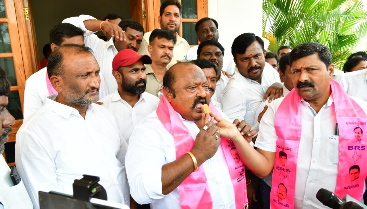 BRS formation day celebrated on grand scale in Karimnagar