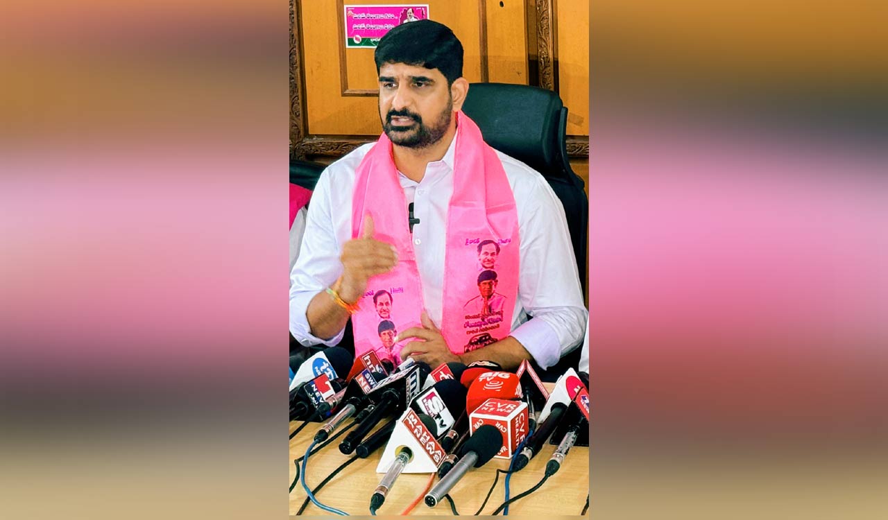 Komatireddy offered support of 22 Congress MLAs to topple Revanth Reddy Govt: Kaushik Reddy