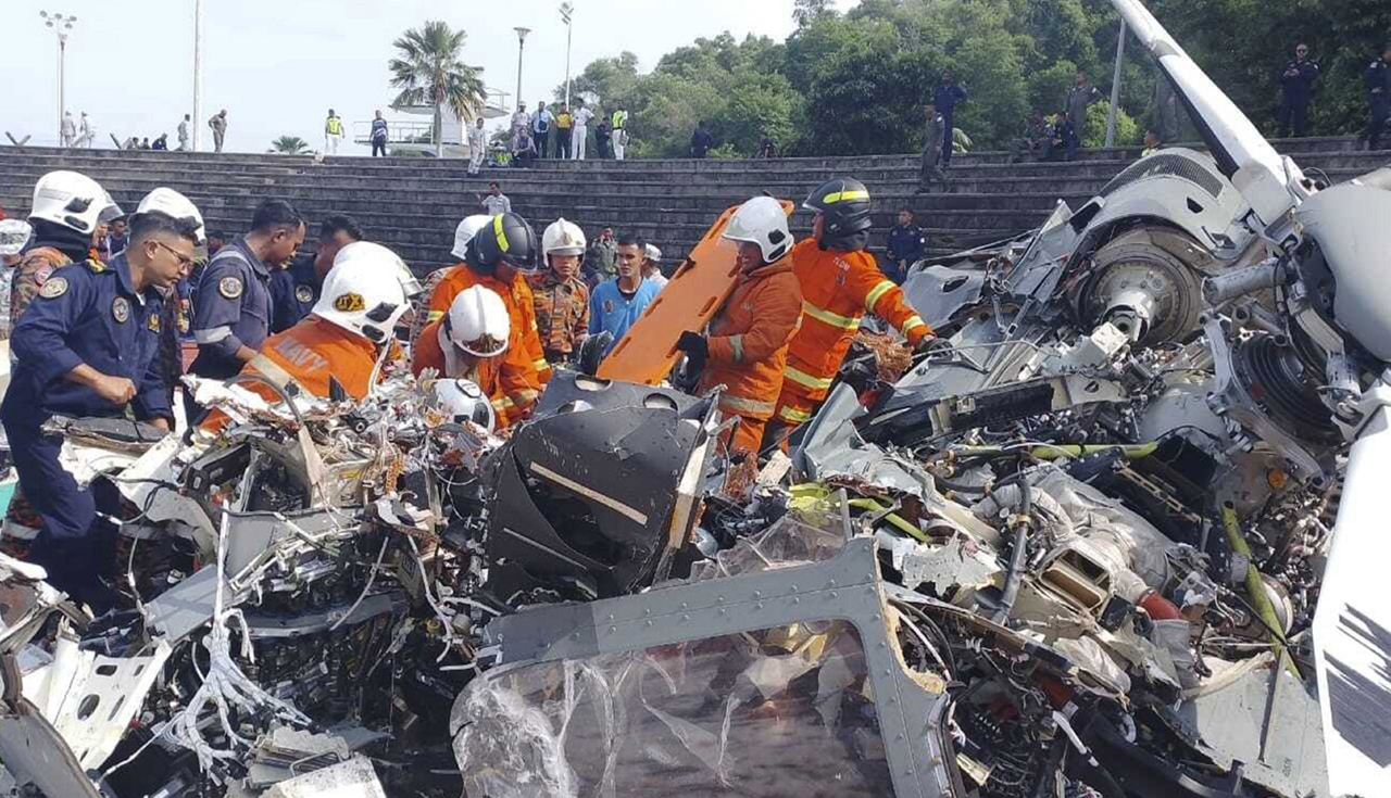 10 killed after two Malaysian military helicopters crash
