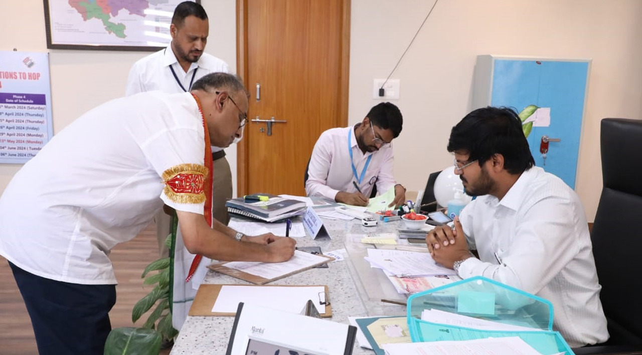 Congress Khammam LS candidate Raghuram Reddy files nomination