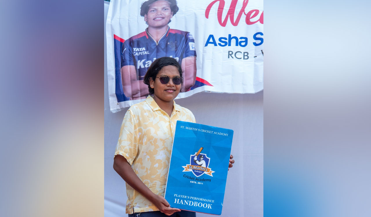 RCB’s Shobana visits St Martins Cricket Academy