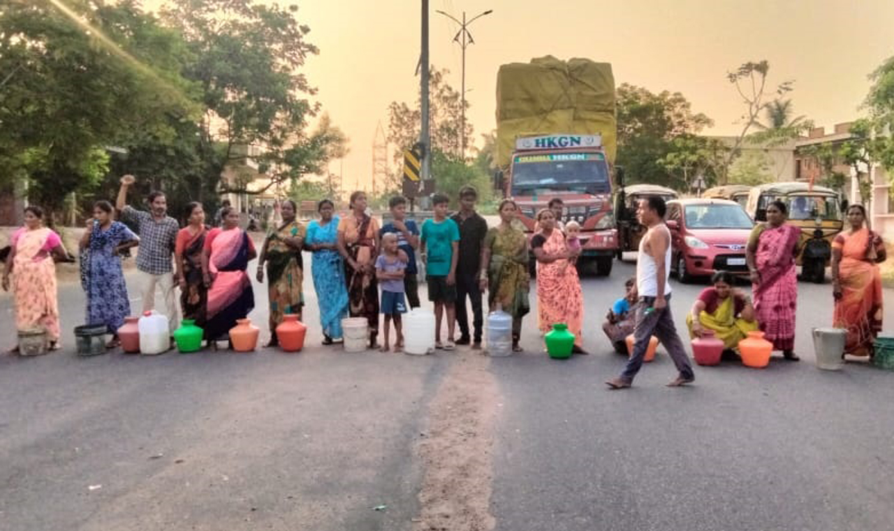Women stage rasta roko as officials stop water supply in Medak