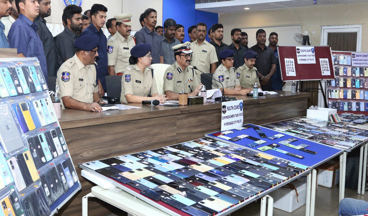 International smart phone snatching and smuggling racket busted, 17 held