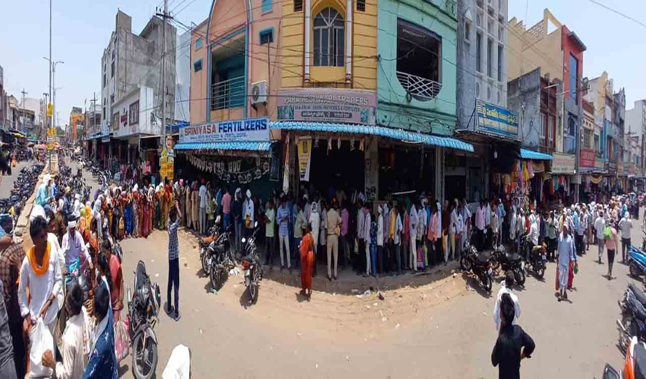 Farmers continue to struggle to buy cotton seeds in Adilabad for second day