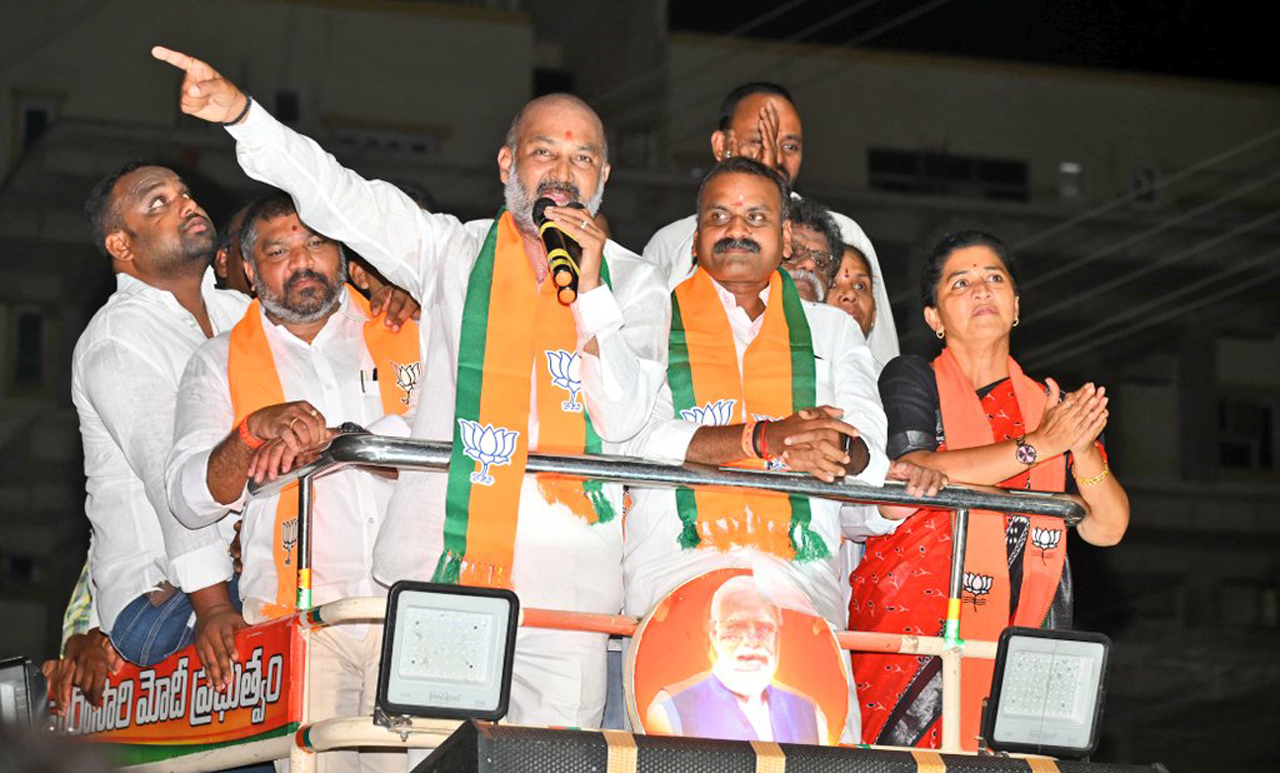 Bandi demands Congress government to handover phone tapping case to CBI