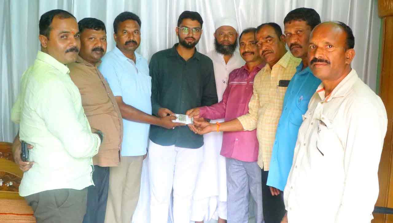 Batchmates extend support to deceased head constable’s family in Siddipet