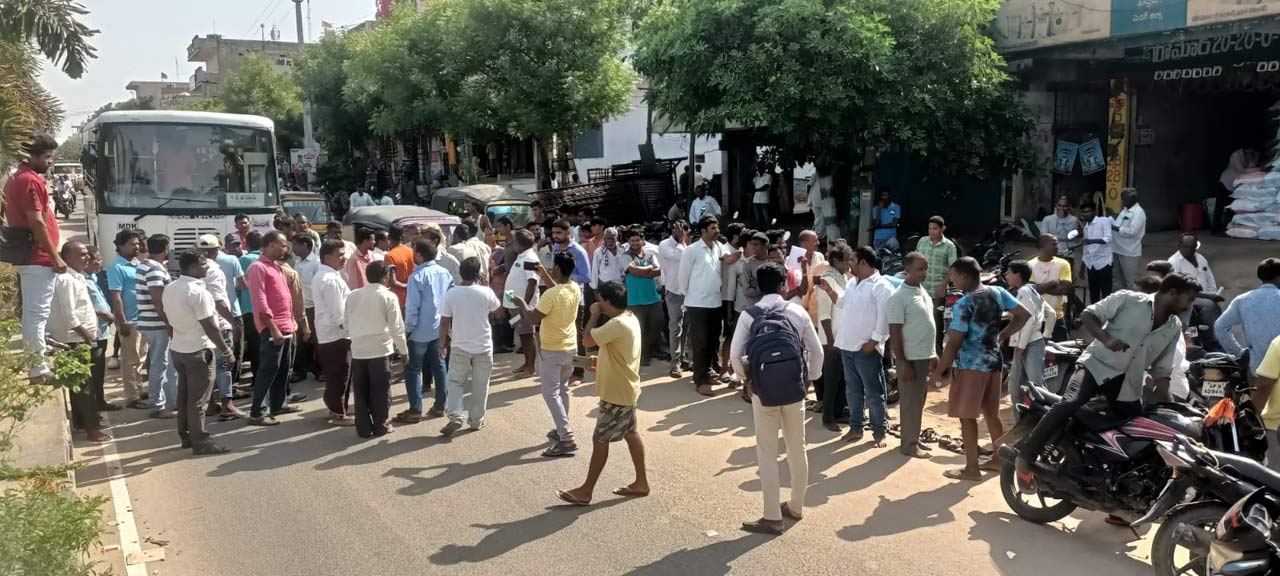 Medak: Farmers stage protest due to lack of seeds in Toopran