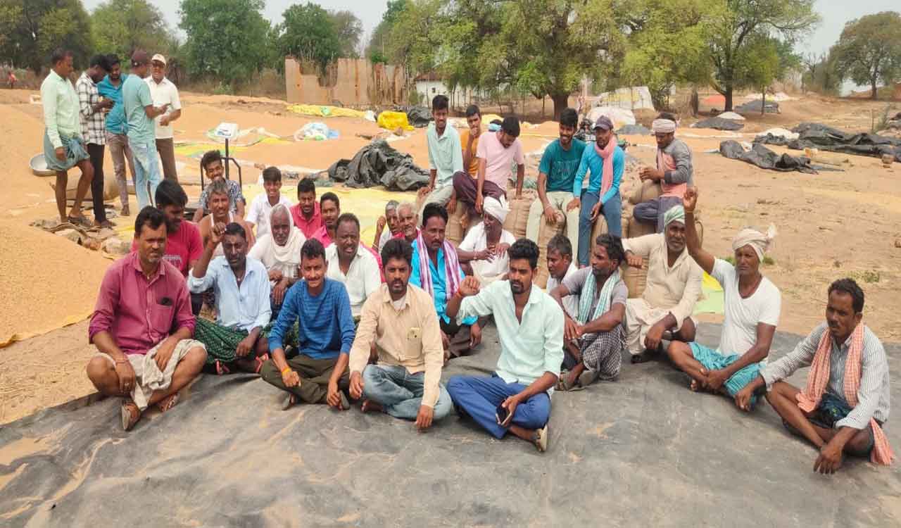 Farmers allege pilferage of paddy grains at procurement centre in Asifabad