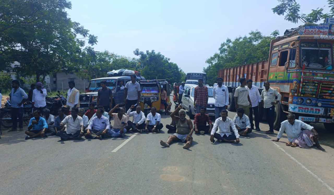 Medak farmers warn of boycotting polls over delay in paddy procurement