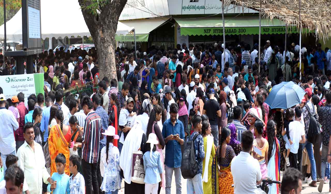 Hyderabad: Huge crowds thrill at Nehru Zoo as summer vacation nears end