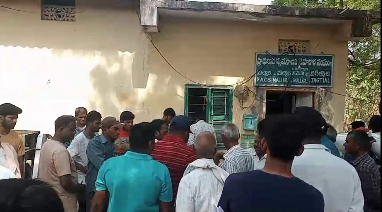 Farmers in queue becomes regular scene in Telangana