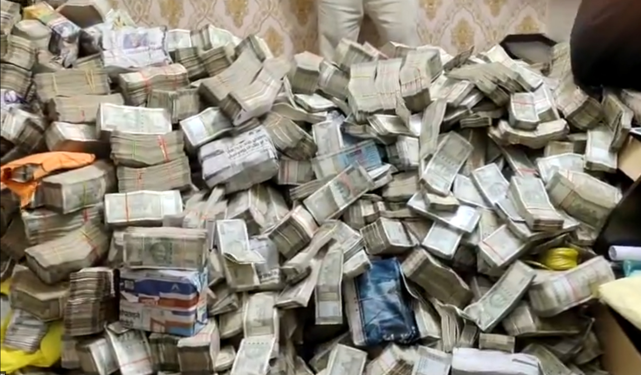 Watch: ED recovers Rs.25 cr cash at home of Jharkhand minister’s secretary’s household help  