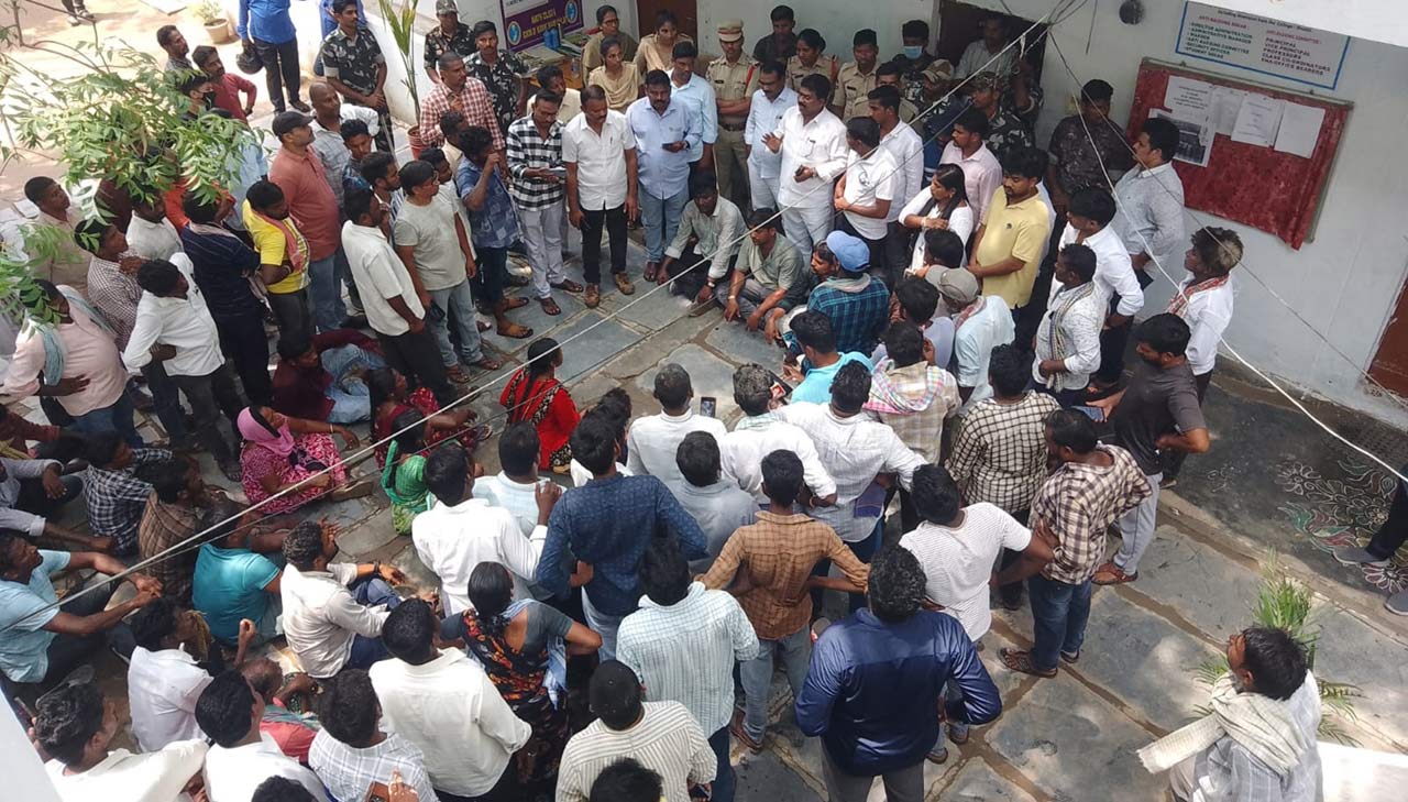 Bhadrachalam: Nursing student dies in suspicious manner, family members stage protest