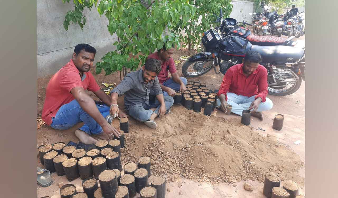 Kyathanpalli municipal officials make junior assistants fill clay in covers: VROs