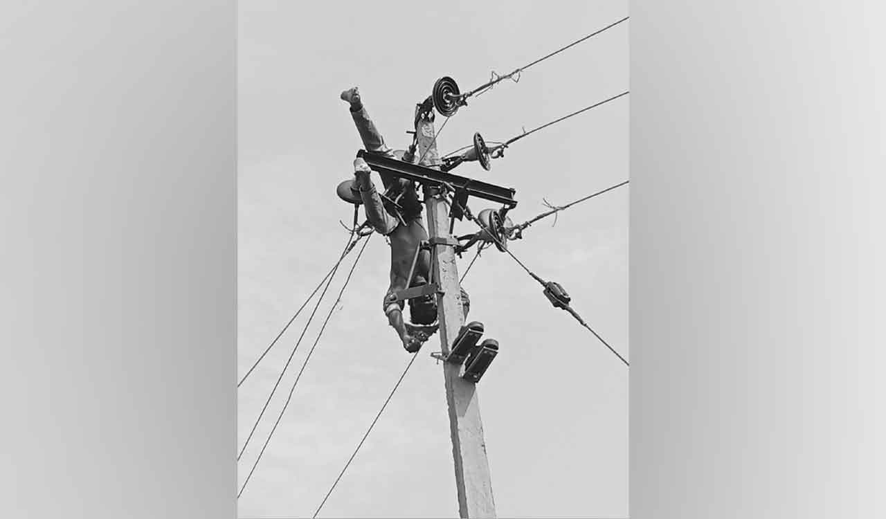Lineman dies of electrocution in Sangareddy