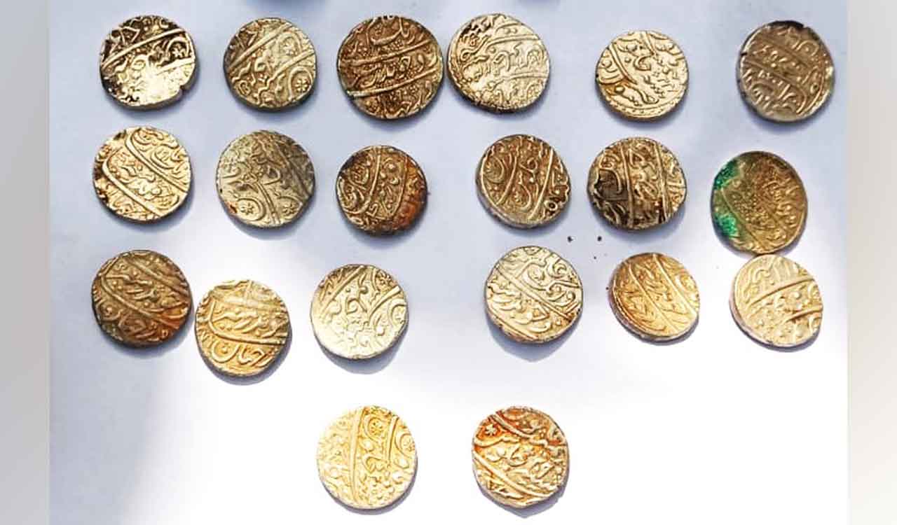 MNREGS workers find Aurangazeb era coins in farmer’s field in Siddipet