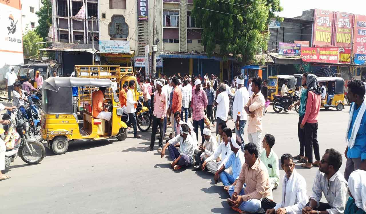 Mild tension as farmers stage rasta-roko protesting diversion of seeds in Adilabad