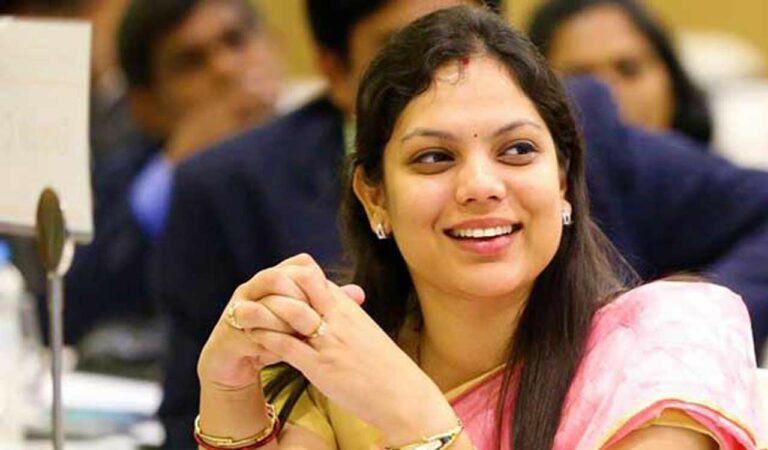 Karimnagar Collector advises students to work hard to achieve goals