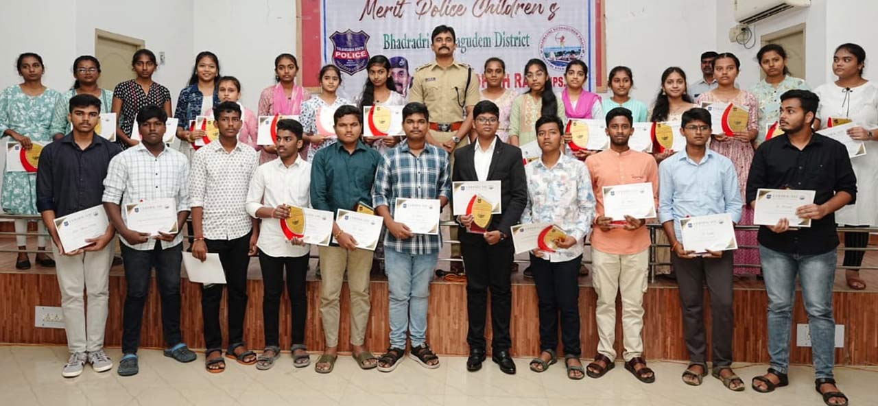Kothagudem SP felicitates policemen’s children for excelling in studies