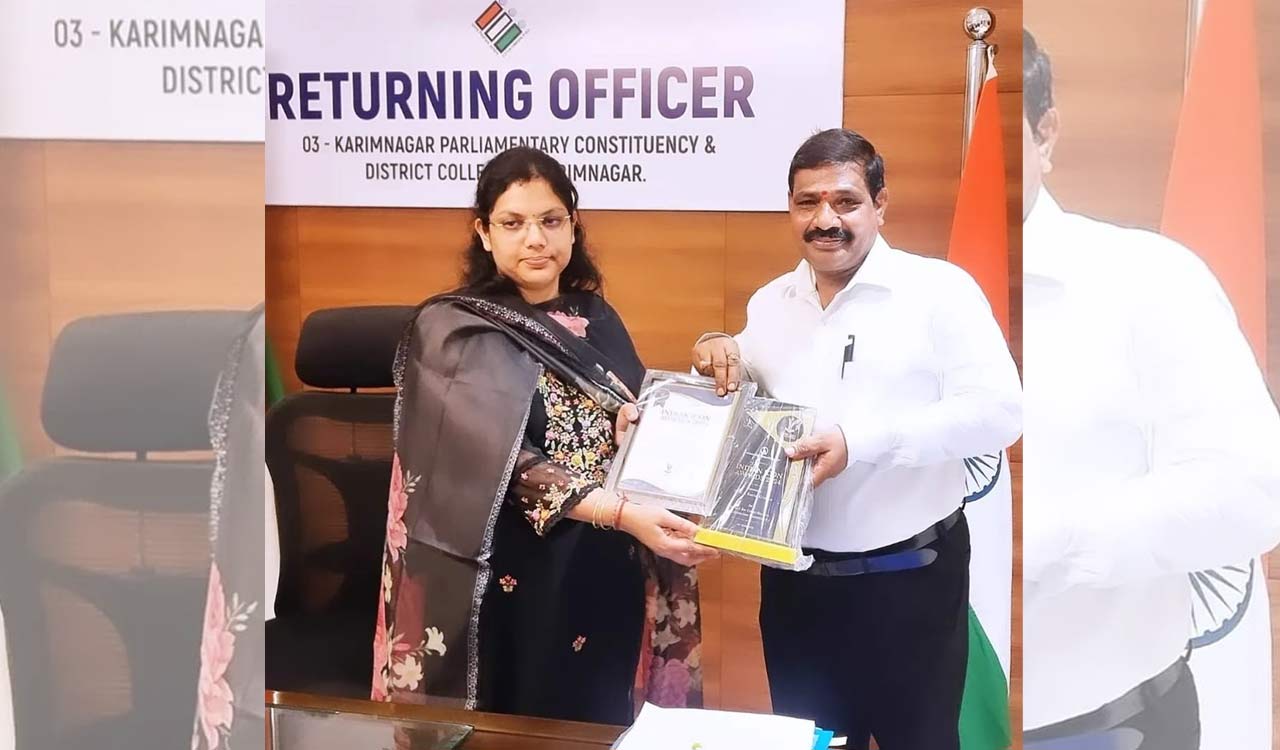 Karimnagar: SRR college principal wins Indian Icon Award