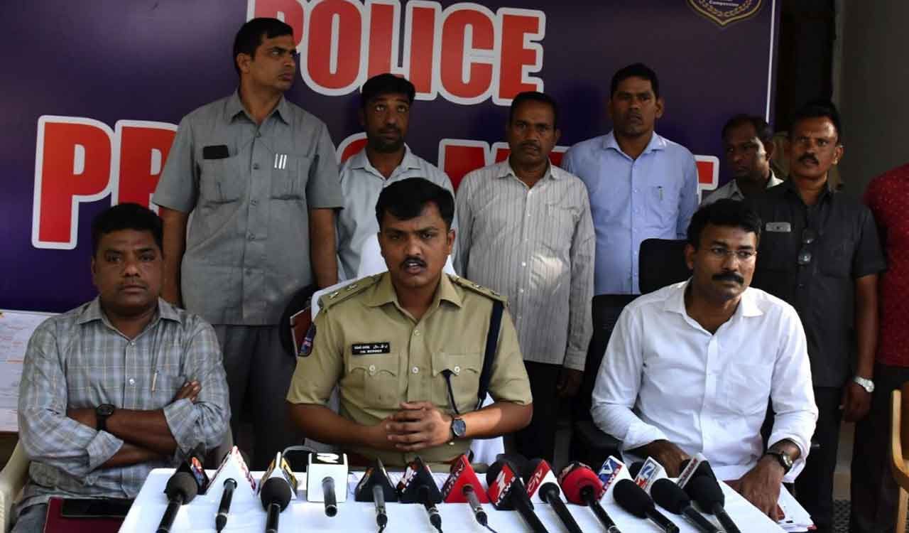 Sangareddy police bust gang selling unoccupied plots