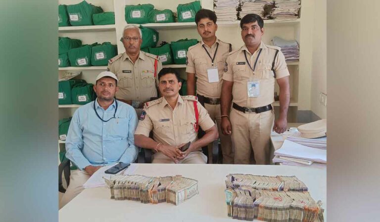 Siddipet police seizes unaccounted cash from two men
