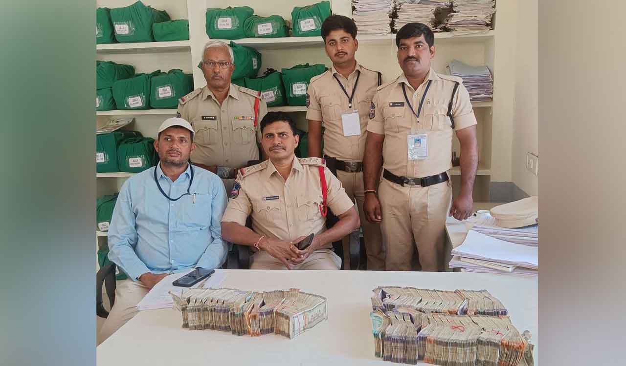 Siddipet police seizes unaccounted cash from two men
