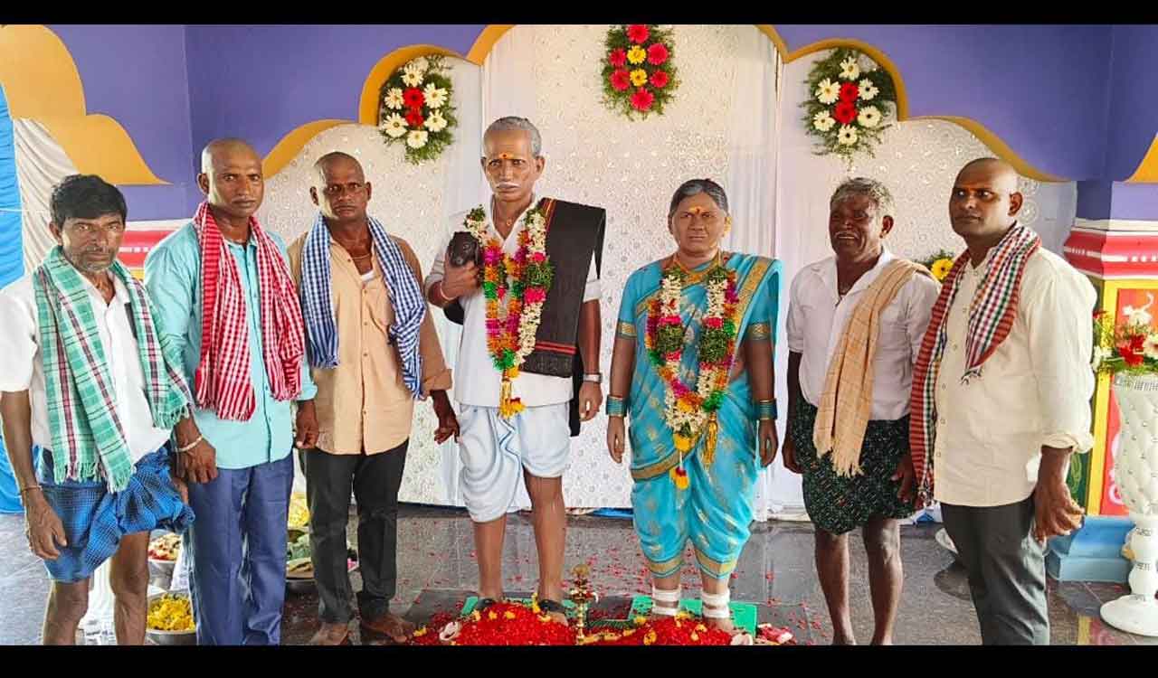 Telangana: Sons build temple for their parents at Akkannapet
