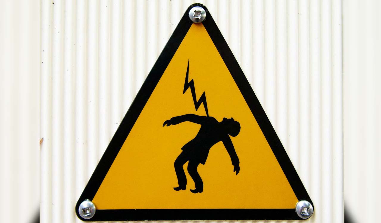 Woman dies of electrocution in Nizamabad