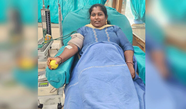 Siddipet: Woman donates blood on wedding anniversary