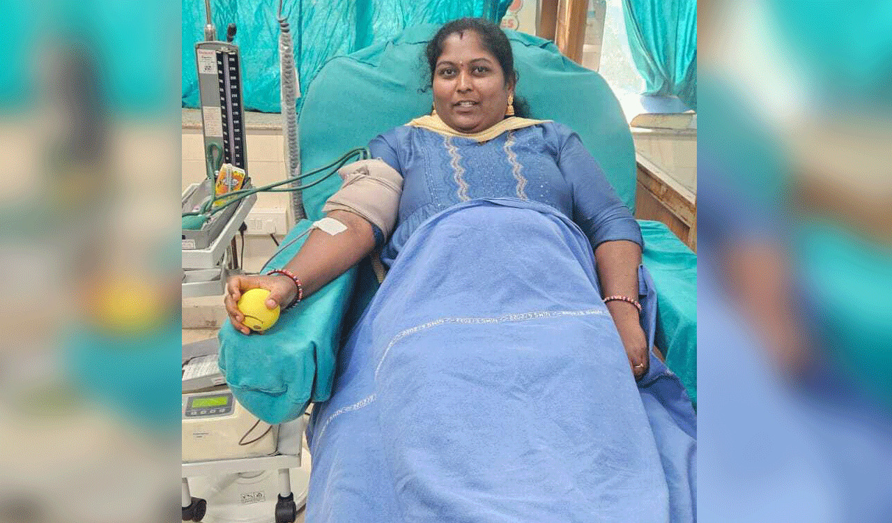 Siddipet: Woman donates blood on wedding anniversary