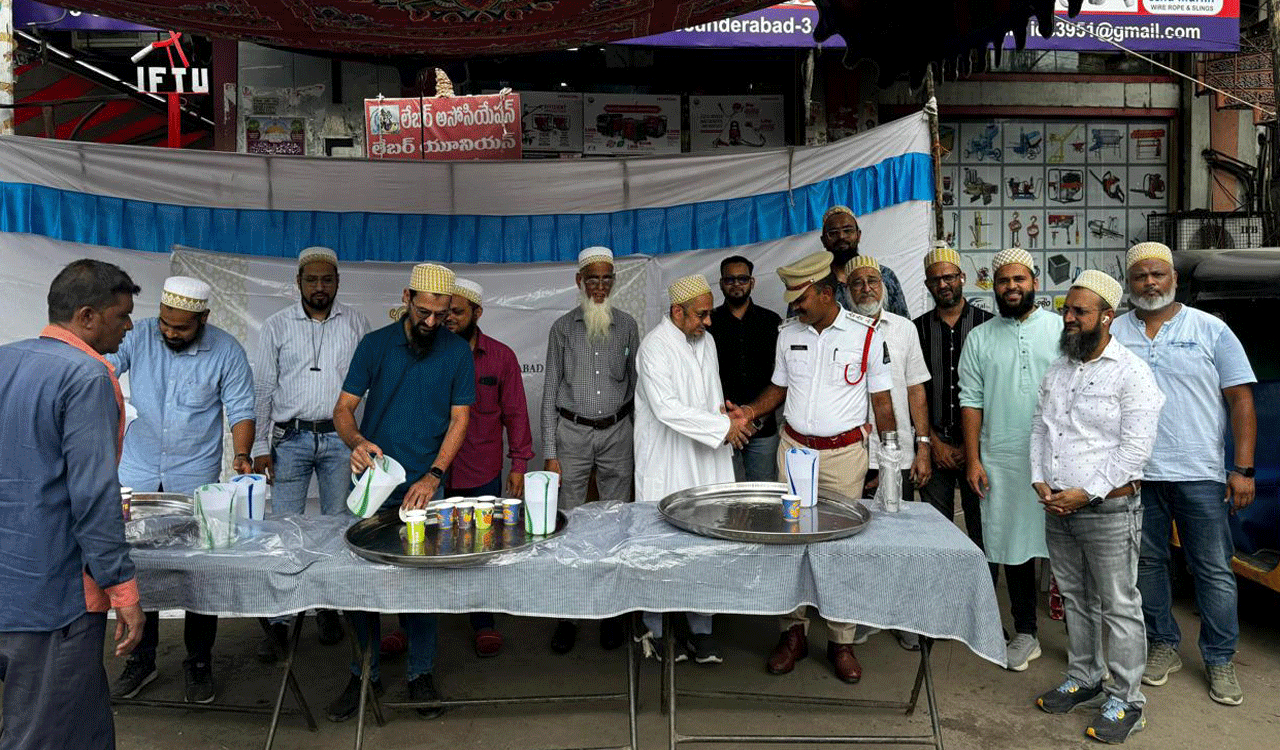 Dawoodi Bohra community offeres ‘Nimbu Pani’ to commuters, locals