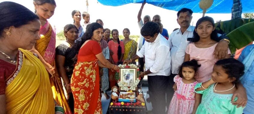 Couple performs final rites to pet dog