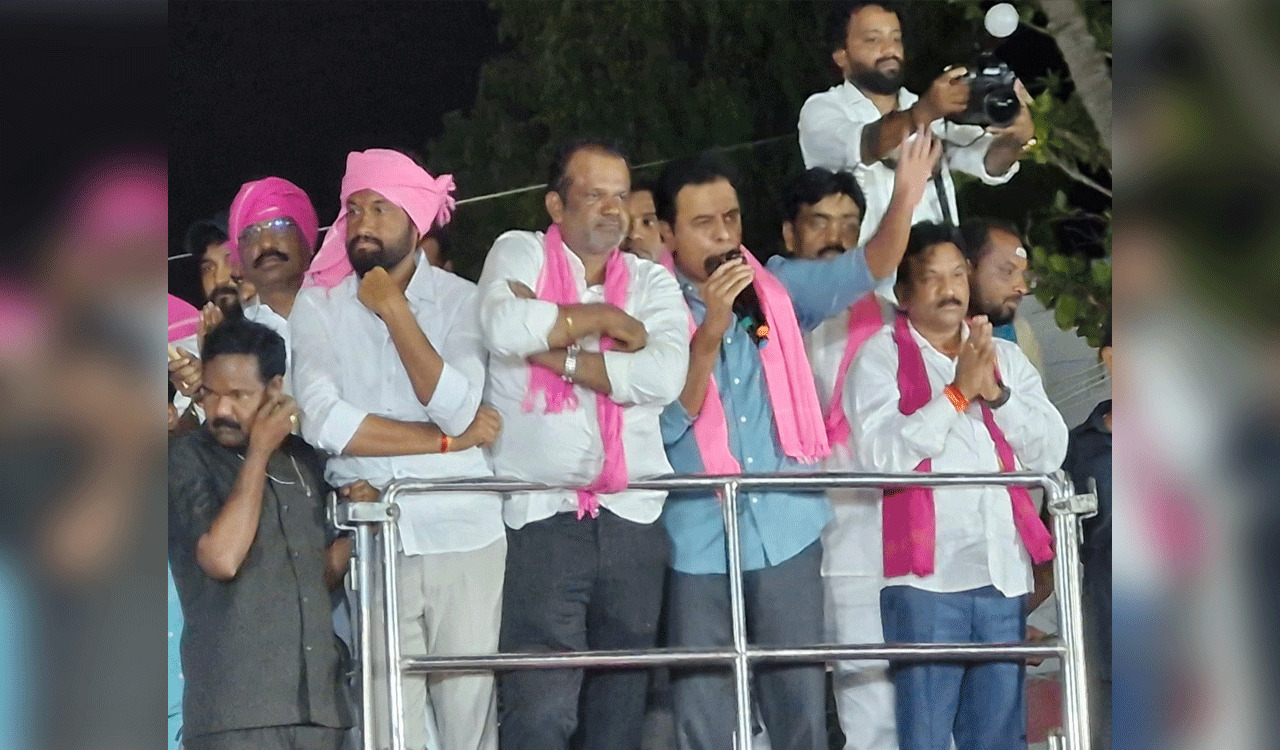 Bhainsa: Hanuman Deeksha followers pelt onions, tomatoes at KTR’s roadshow