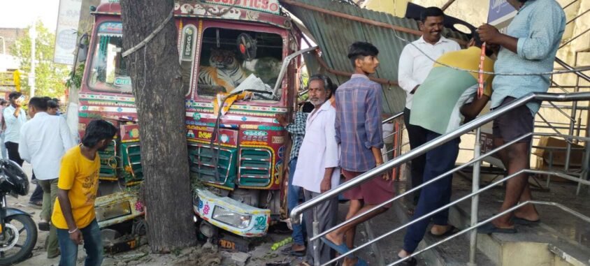 Four injured as truck runs amuck in Sulatanabad