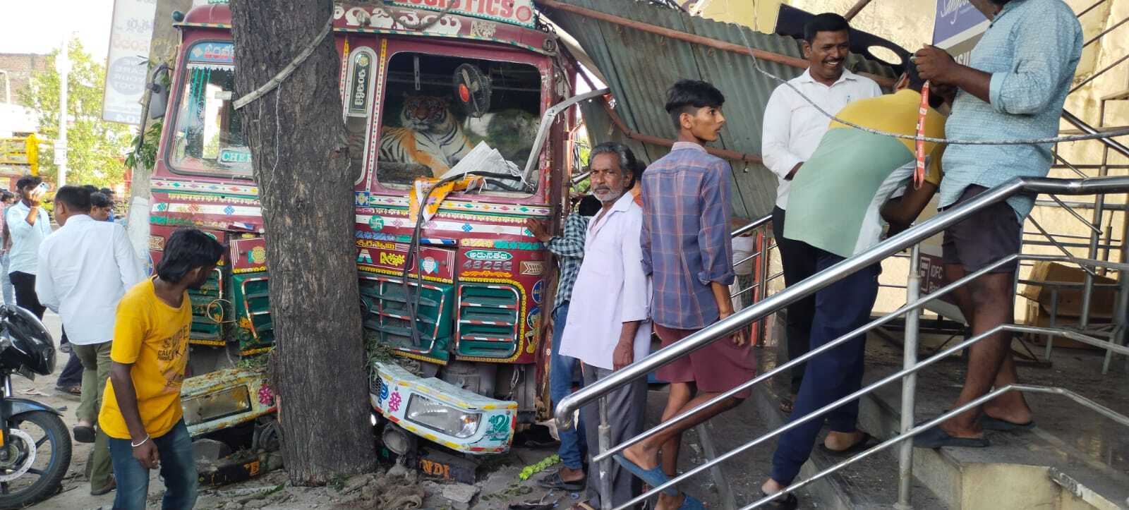 Watch: Four injured as truck runs amuck in Sulatanabad