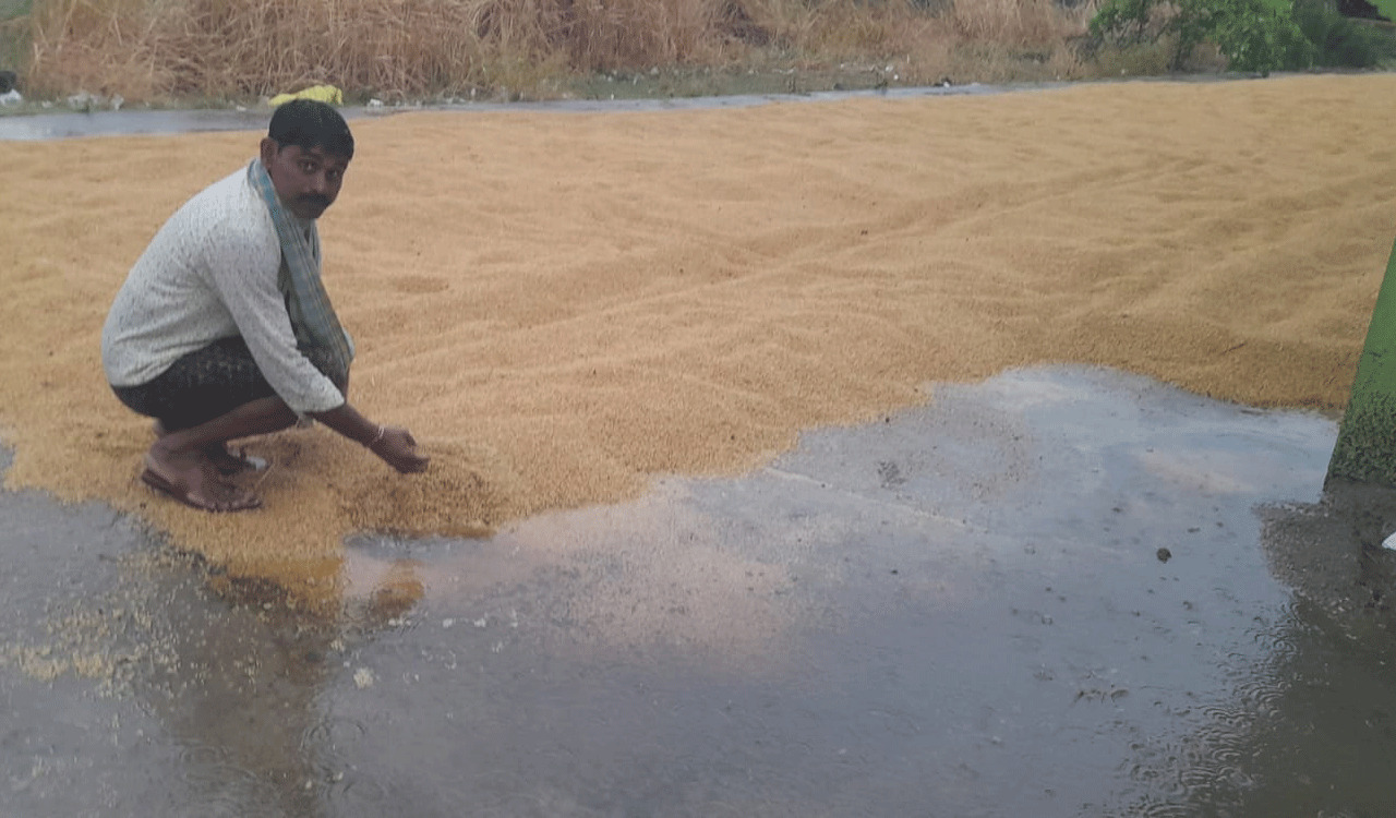 Farmers decry lack of basic amenities paddy procurement centres in Mancherial