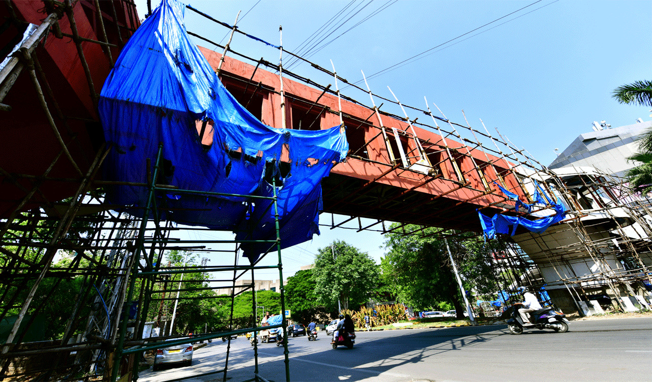 Unfinished FoB adds to pedestrian woes