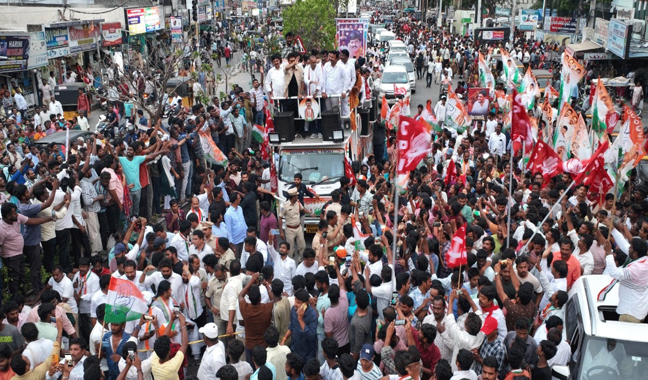 Actor Venkatesh campaigns for Congress nominee in Khammam