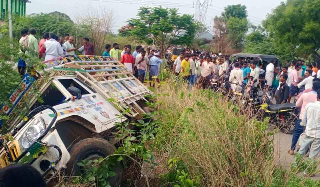 25 labourers injured, three critical after van overturns in Nagarkurnool