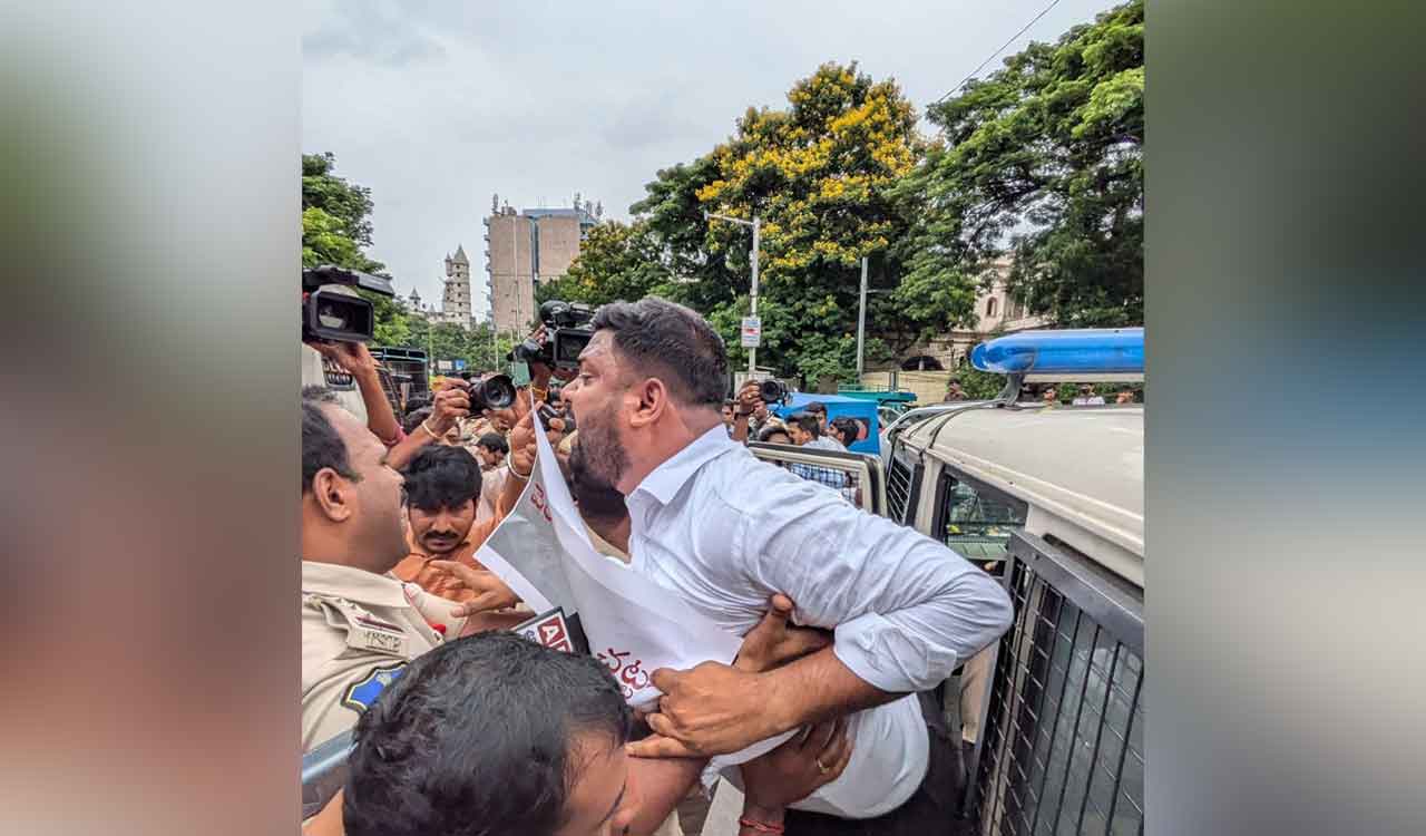 ABVP activists hold protest at DSE against schools charging exorbitant fee