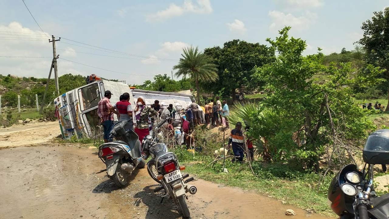 Watch: People steal diesel from overturned fuel tanker in Bhongir