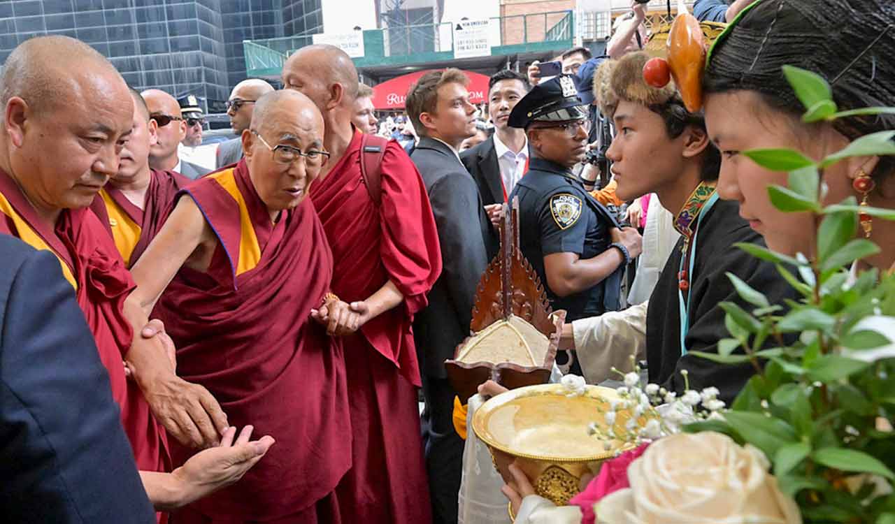 Dalai Lama arrives in New York for knee surgery