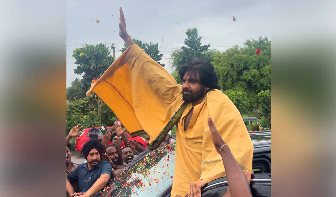 Fans greets Pawan Kalyan along his way to Kondagattu
