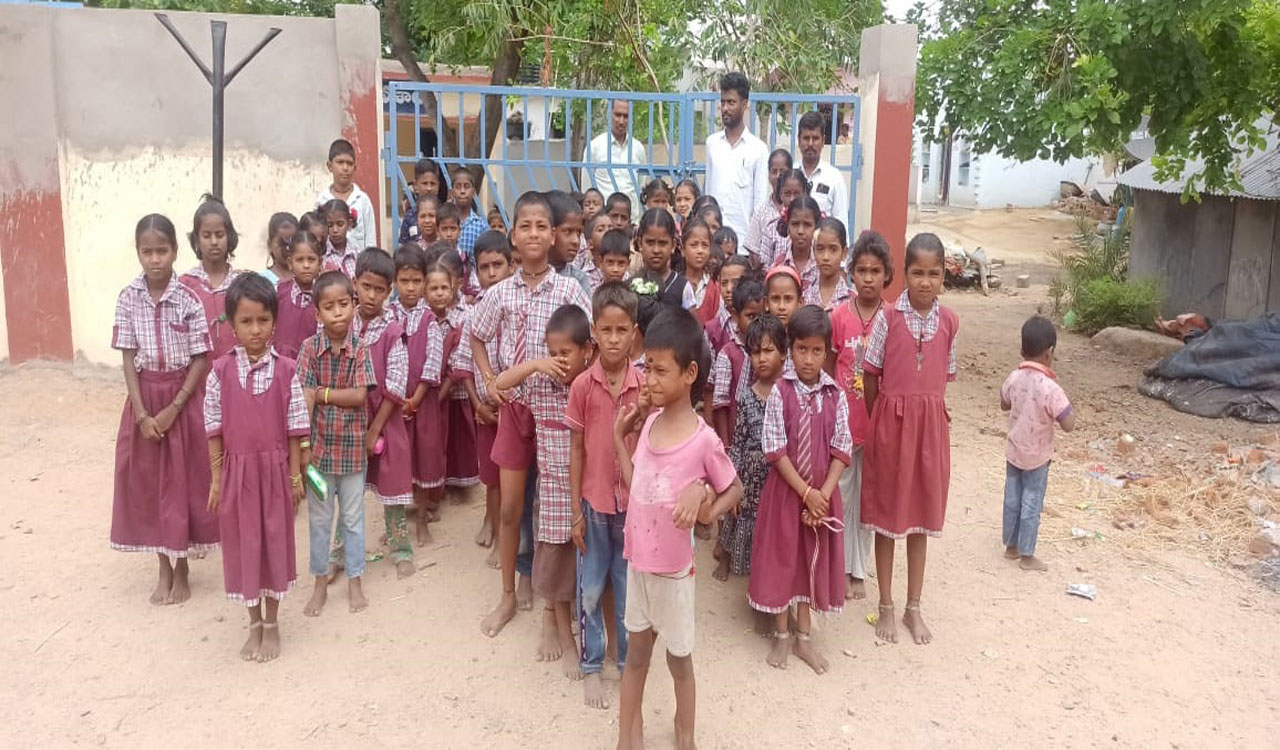 This government school has just one teacher for 125 students, upset parents lock gates
