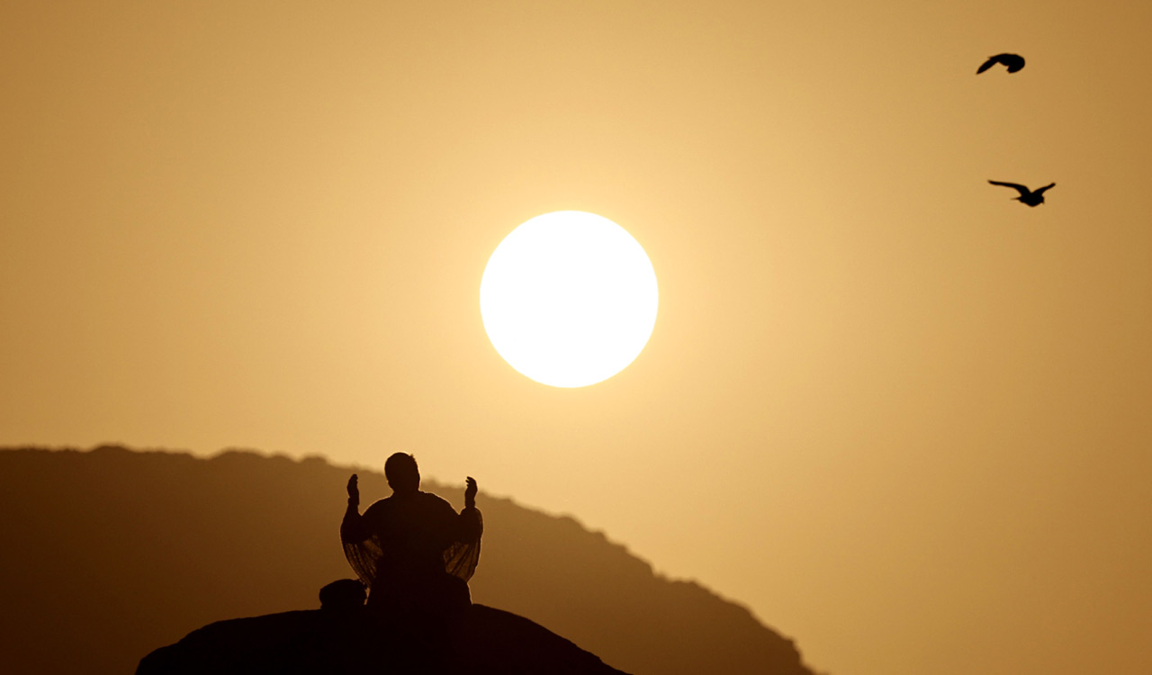 Haj reaches its peak, pilgrims converge at Mount Arafat