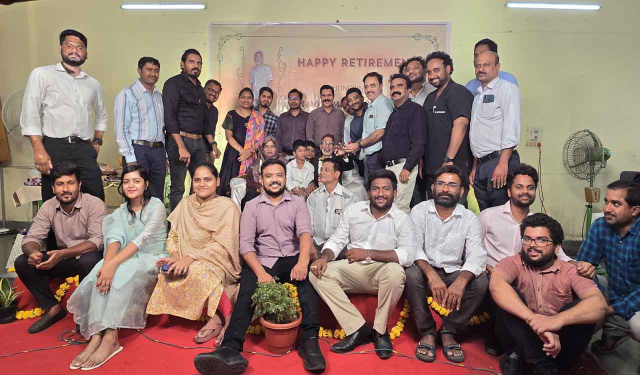 Hyderabad: Gandhi Hospital mortuary technician retires after 32 years, felicitated