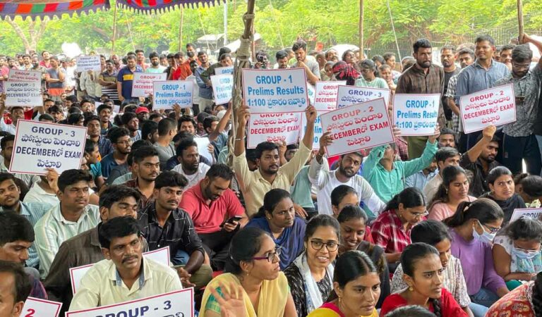 Hyderabad: Group jobs’ aspirants stage protest at Dharna Chowk, demanding increase in vacancies
