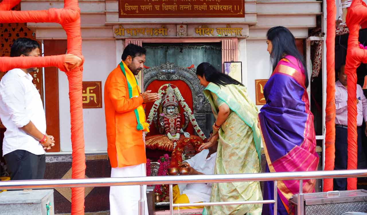 Hyderabad: Kishan Reddy offers prayer at Bhagyalakshmi temple